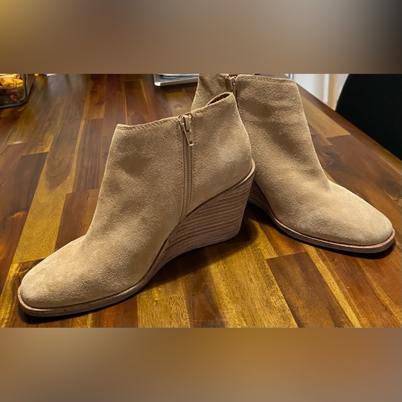Lucky Brand Tan genuine Suede Wedge Shoes . - Picture 3 of 4